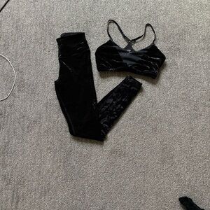 Good American Black Velvet Active Set - Sports Bra & Leggings